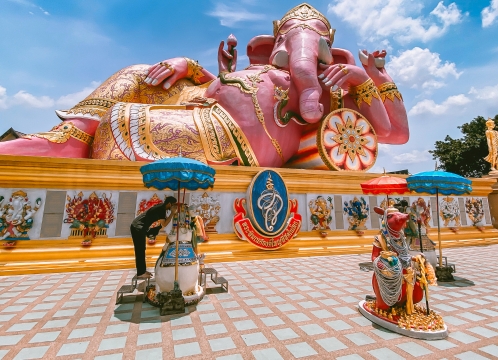 巨大なピンクガネーシャ「ワット・サマーンラッタナーラーム」